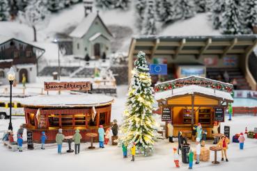 Faller 134006  Weihnachtsmarktbuden 2 Stück mit beleuchtetem Weihnachtsbaum
