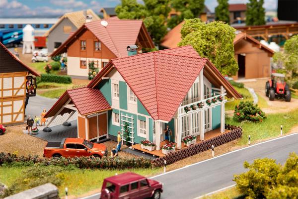 Faller H0 191815 Wohnhaus mit Carport
